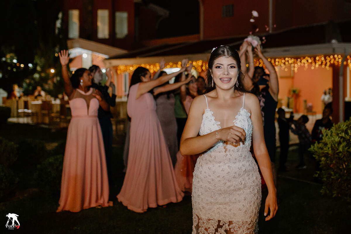 noiva jogando o buque 