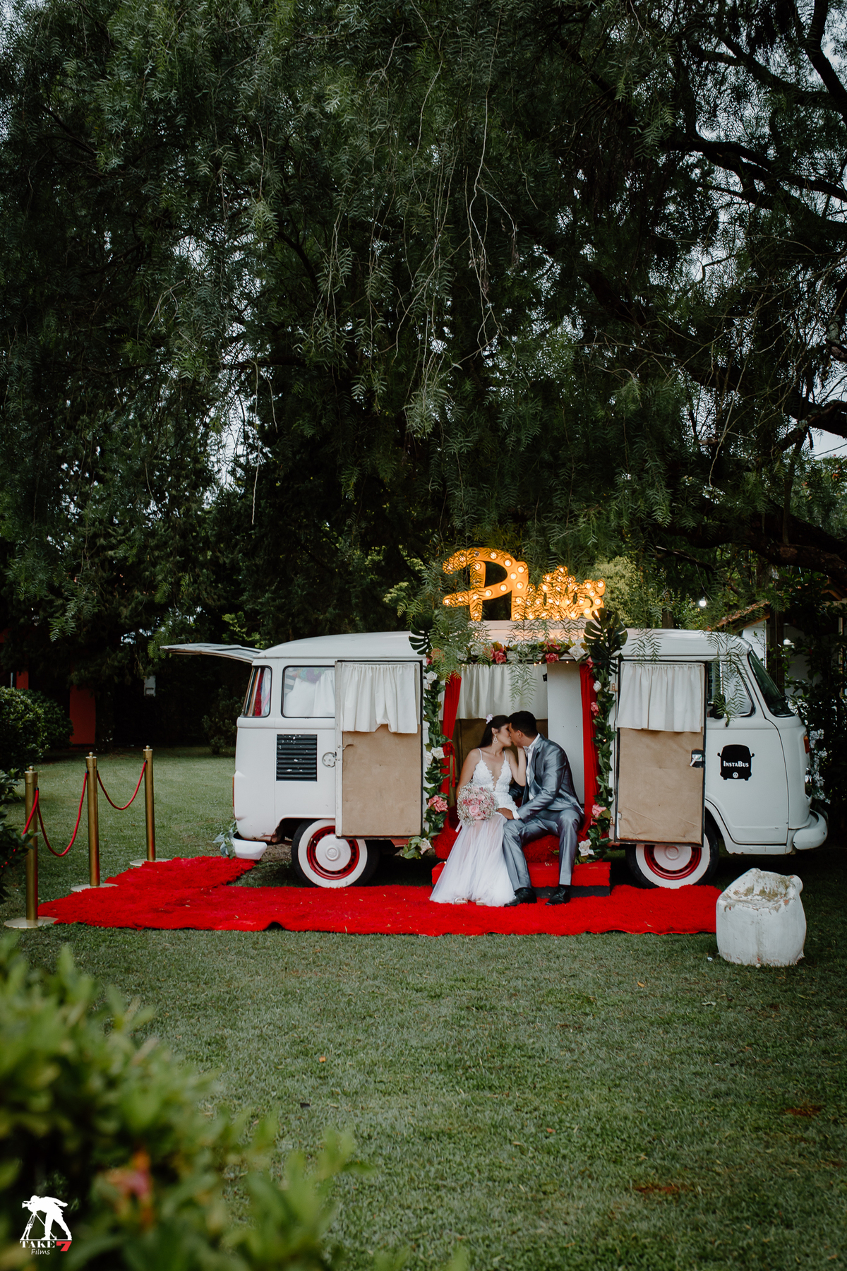 noivos na cabine fotográfica 