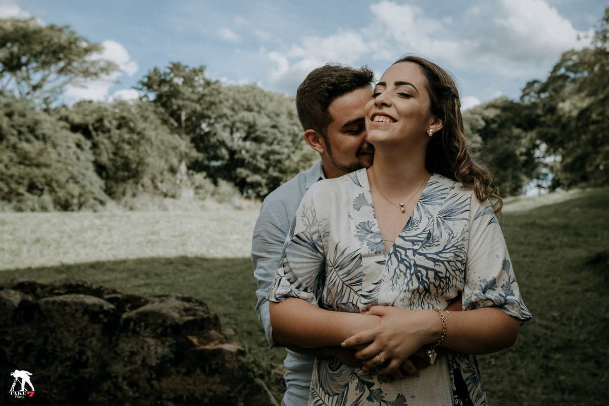 noivos a beira do altar 