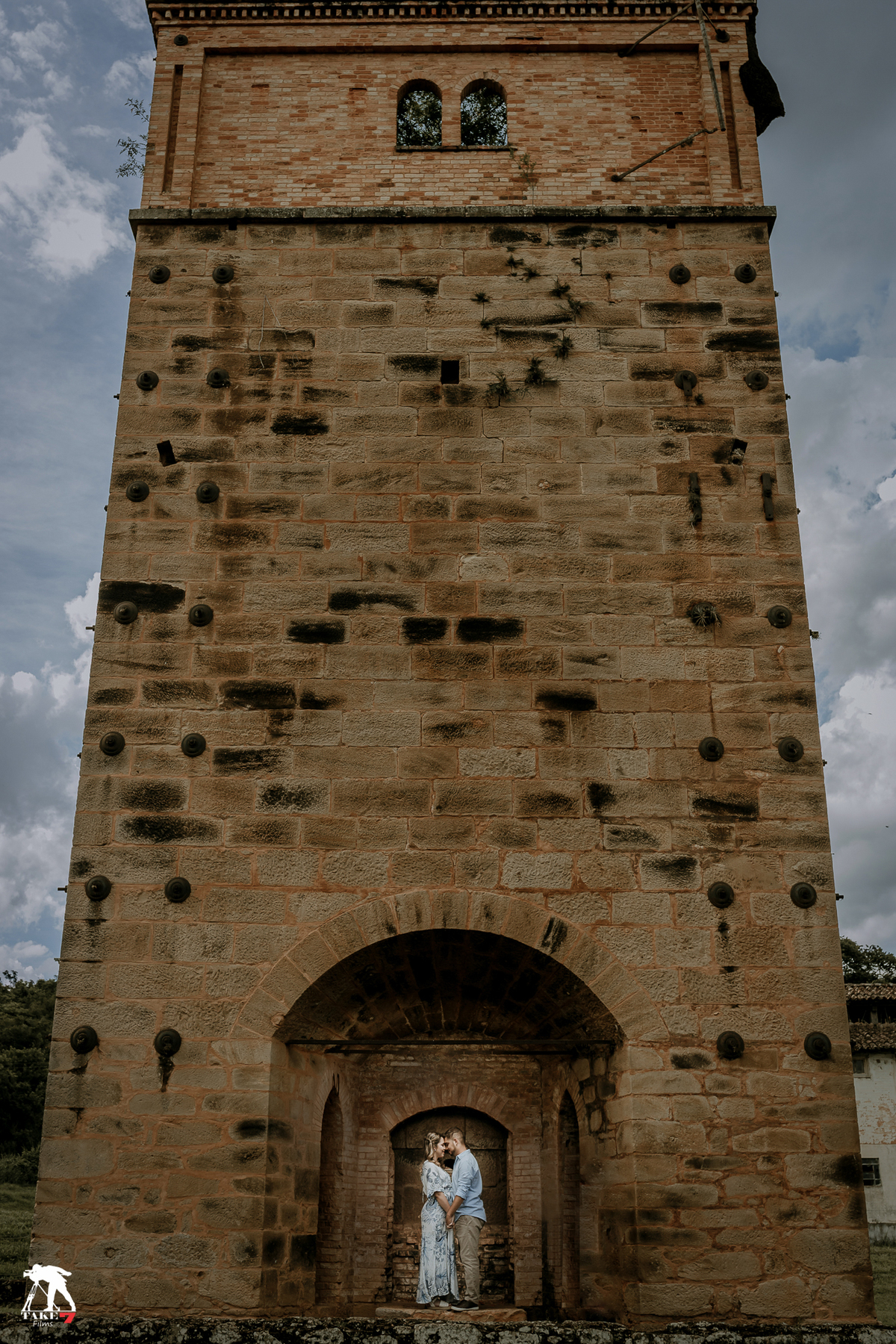 noivos embaixo da torre 