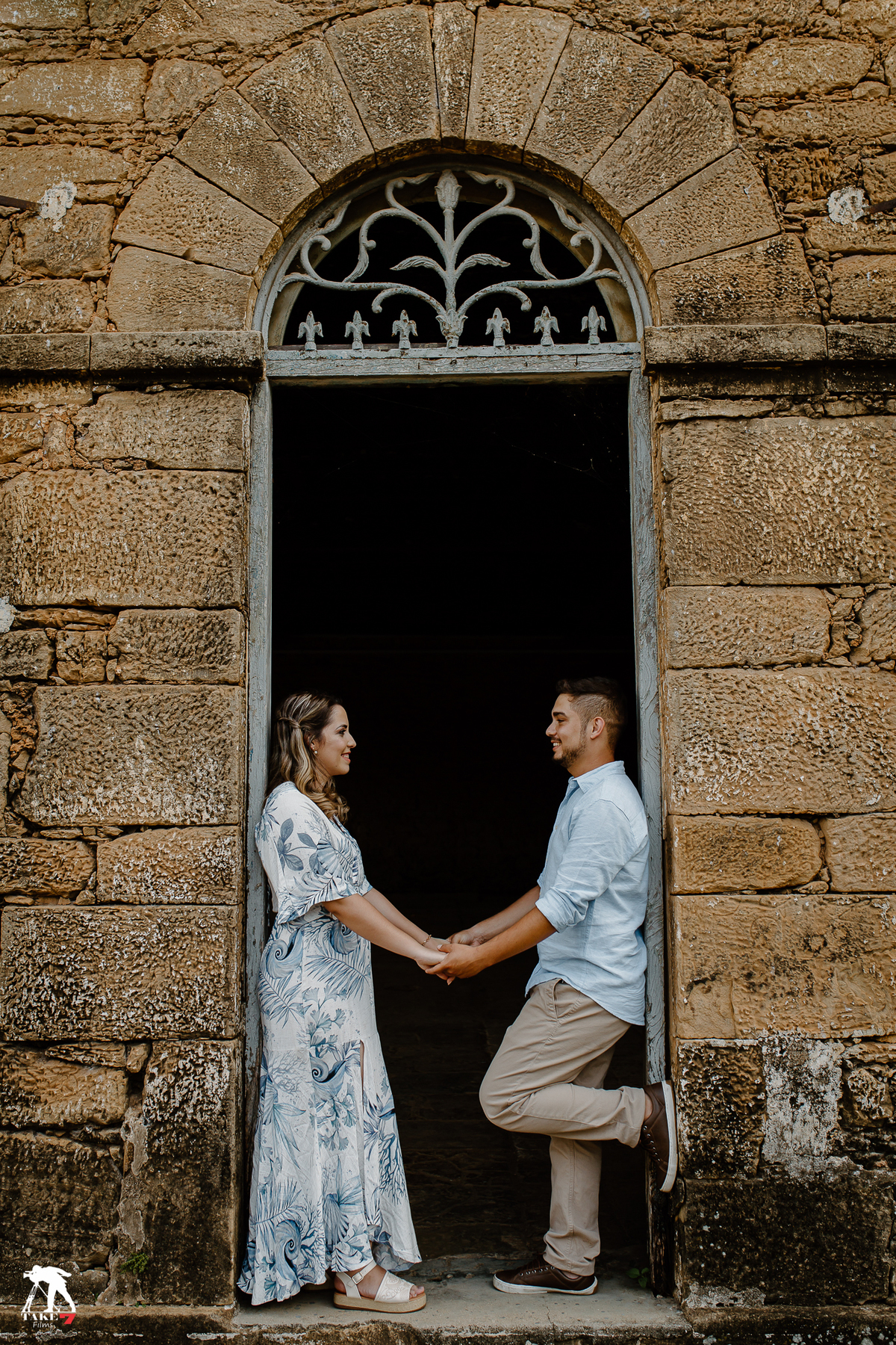 noivos de mãos dadas 