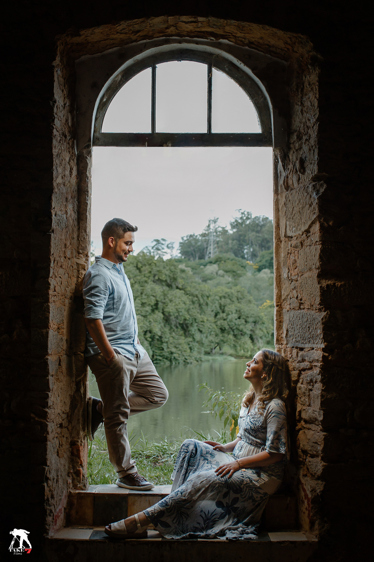 noivos se olhando na porta