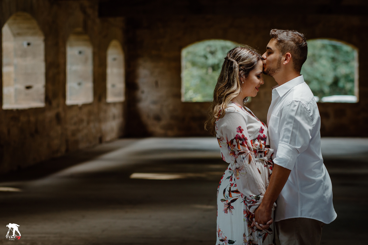 noivo beijando testa da noiva