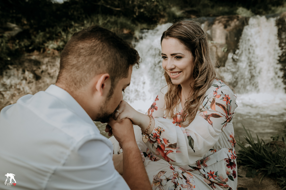 noivo beijando mão da noiva 