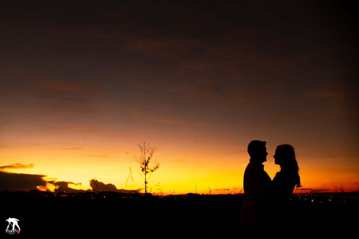 noivos com pôr do Sol