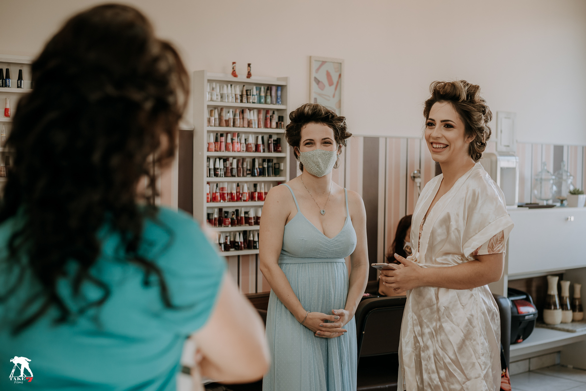 felicidade da noiva com as madrinhas 