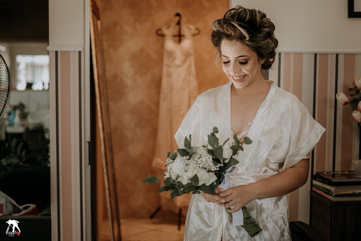 noiva admirando o buque