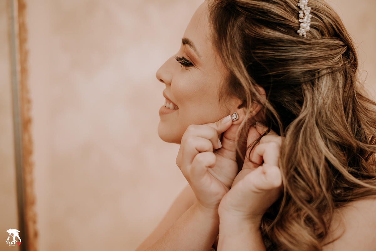 noiva colocando o brinco