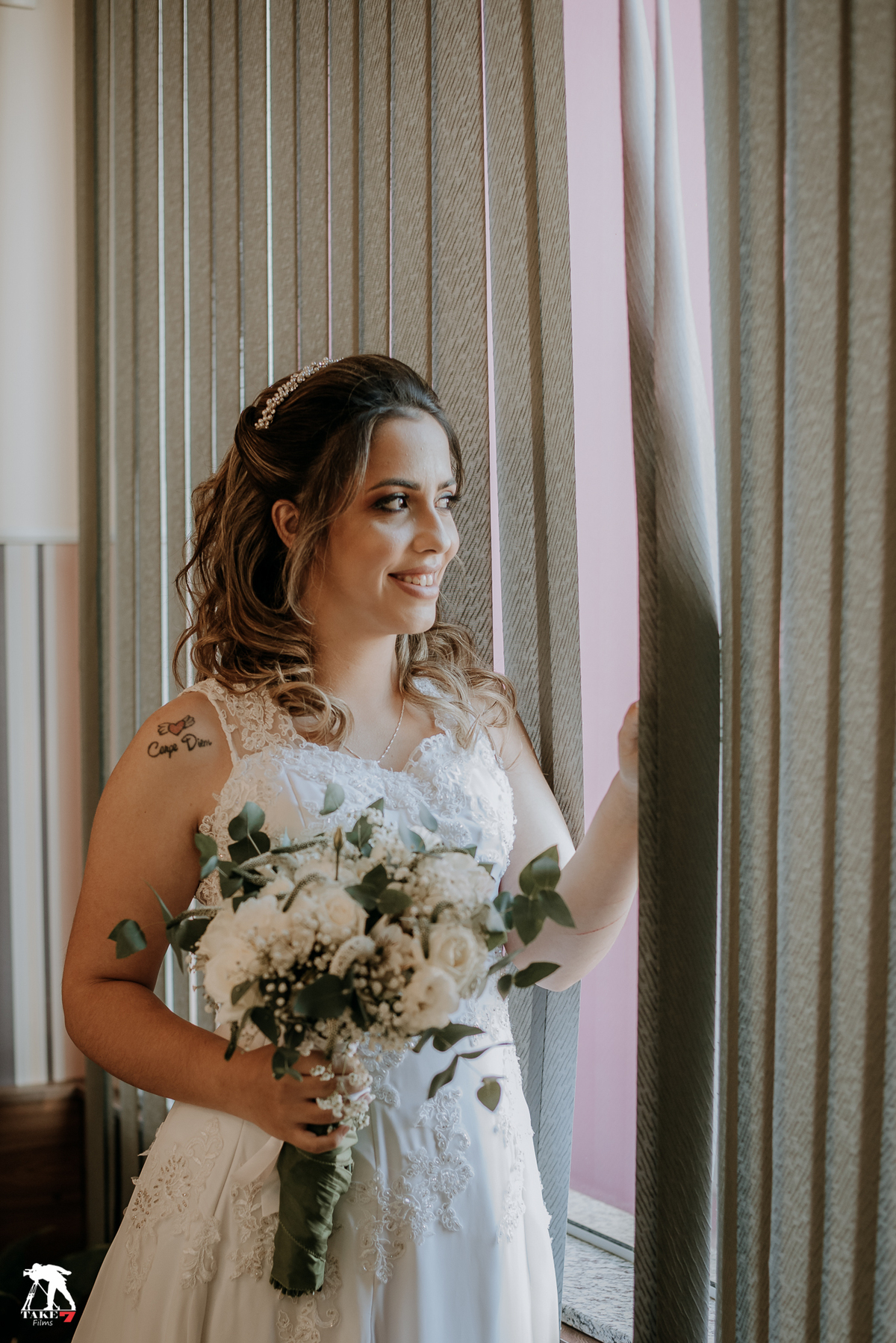 noiva com o buque olhando na janela 
