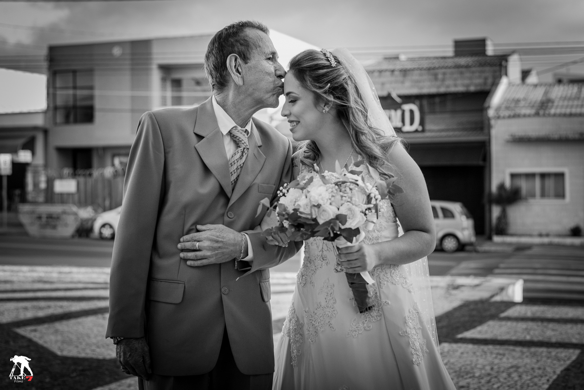 carinho de pai com a noiva 