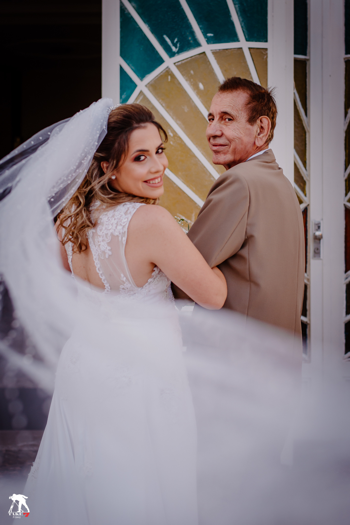 entrada da noiva na cerimônia com véu 