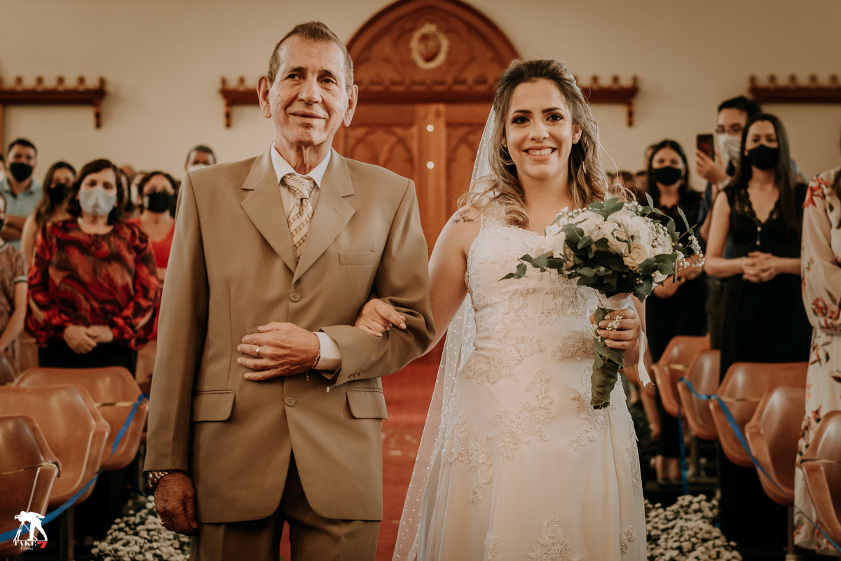 noiva com o pai no corredor da cerimônia 