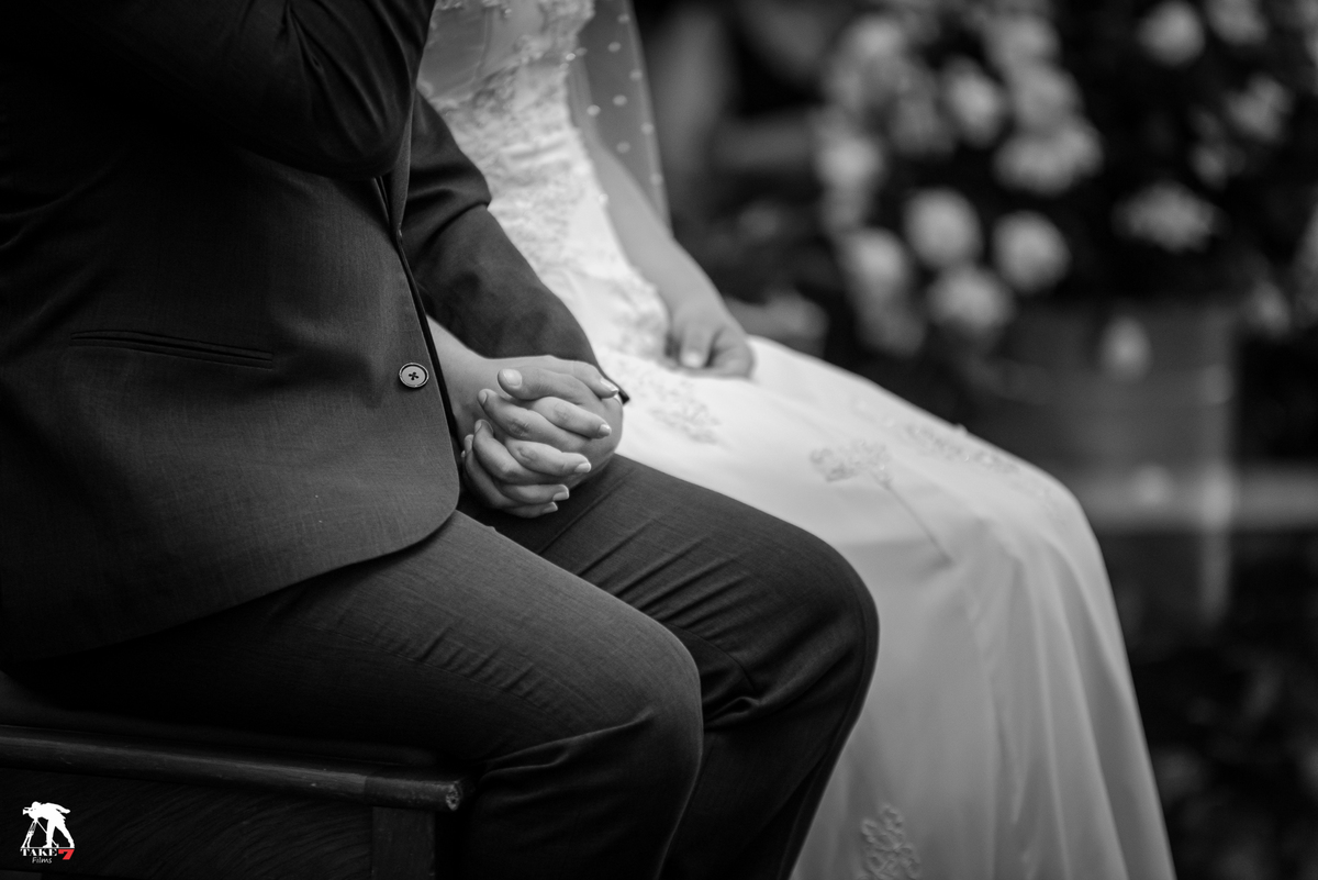 noivos de mãos dadas 