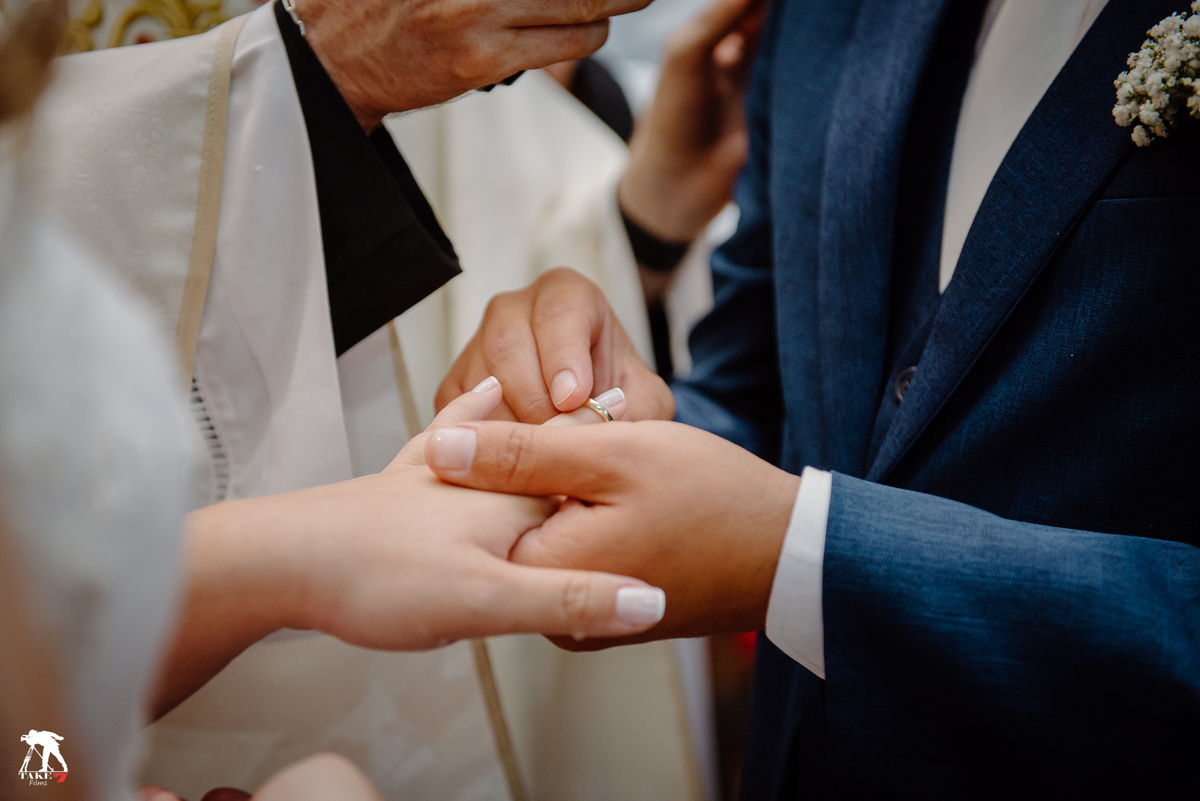 noivo colocando a aliança 