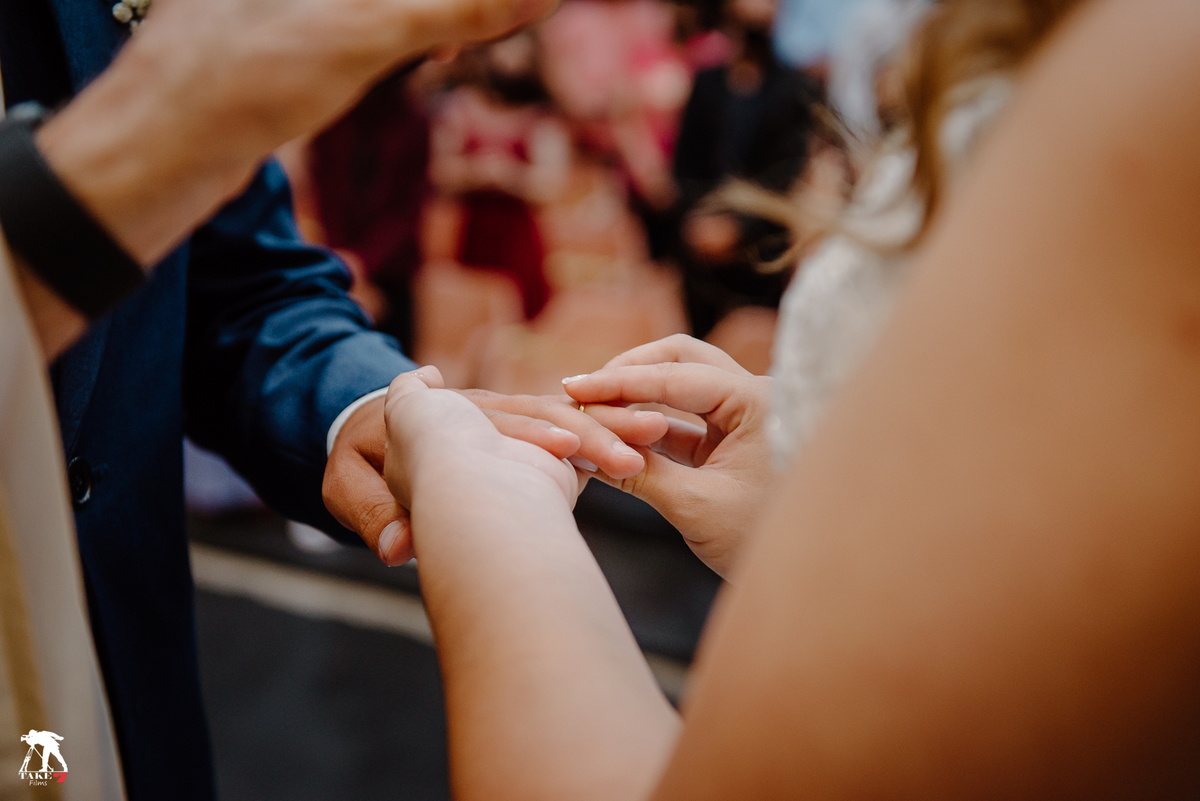 noiva colocando aliança 