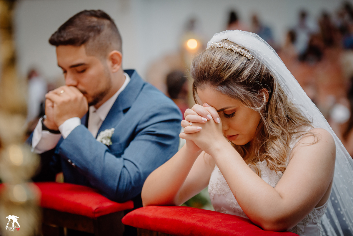 casal de noivos orando 