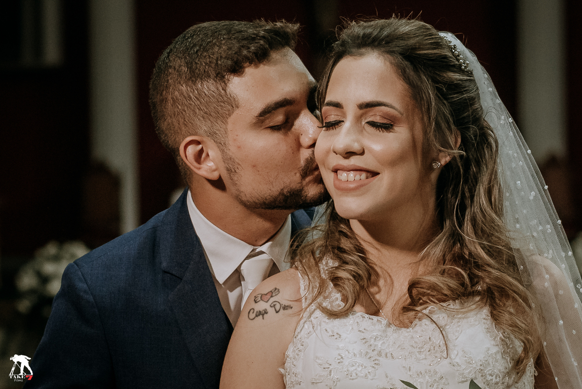 carinho do noivo com a noiva 