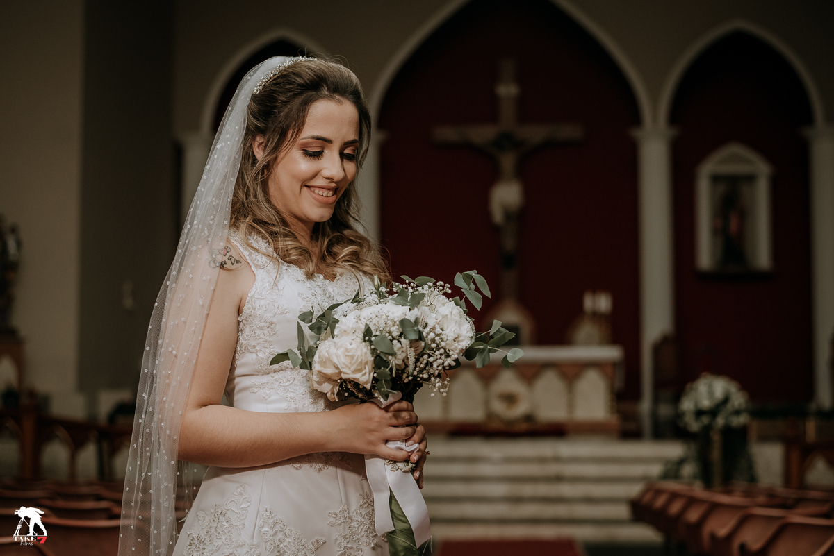 noiva com o buque na igreja 