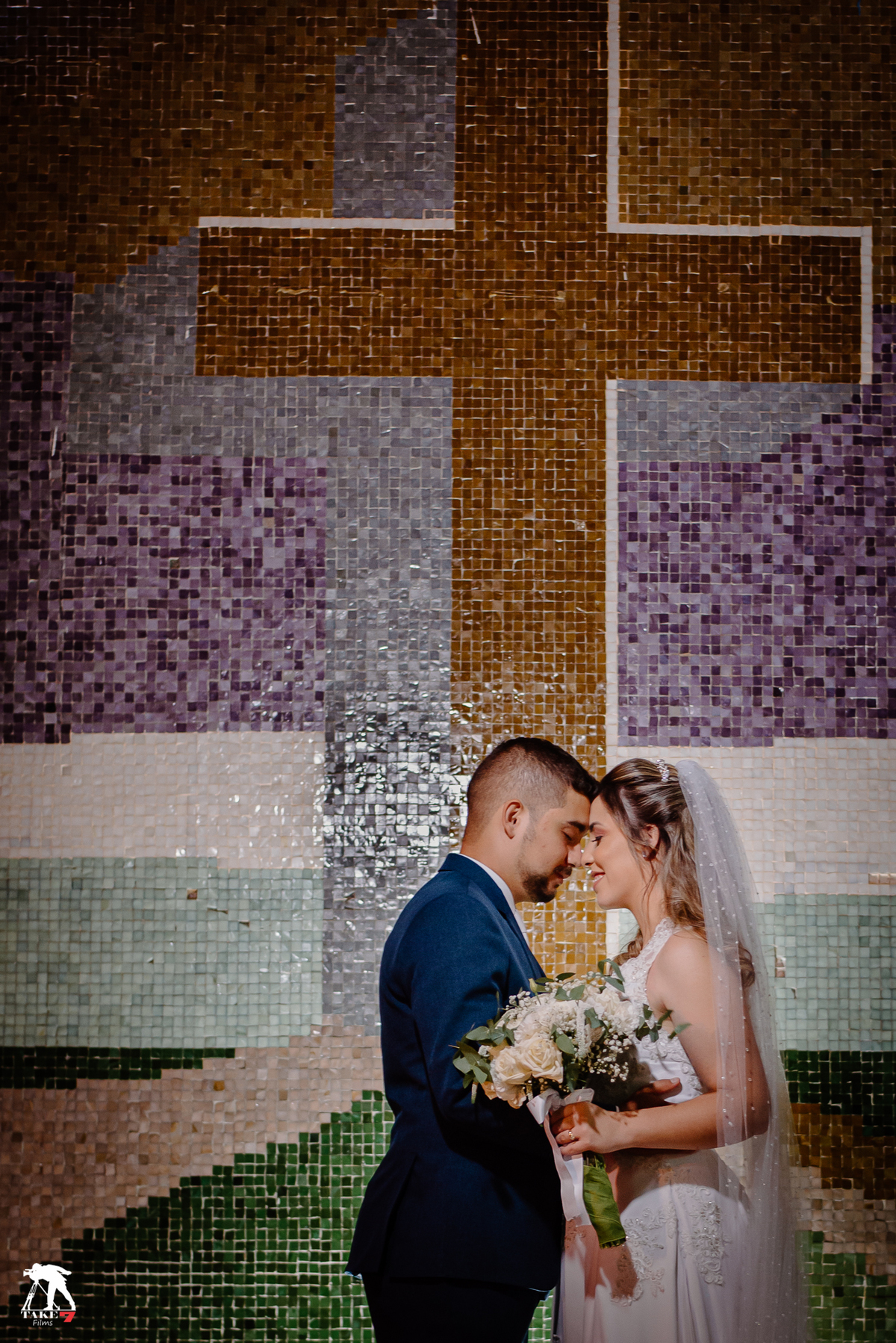 noivos na frente da igreja 