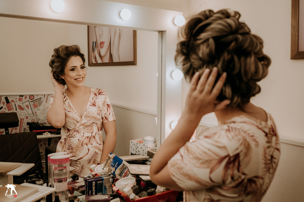 noiva se olhando no espelho 