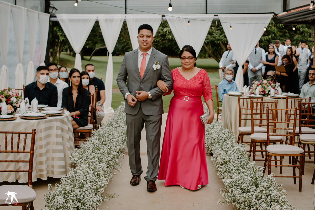 entrada do noivo com a mãe 