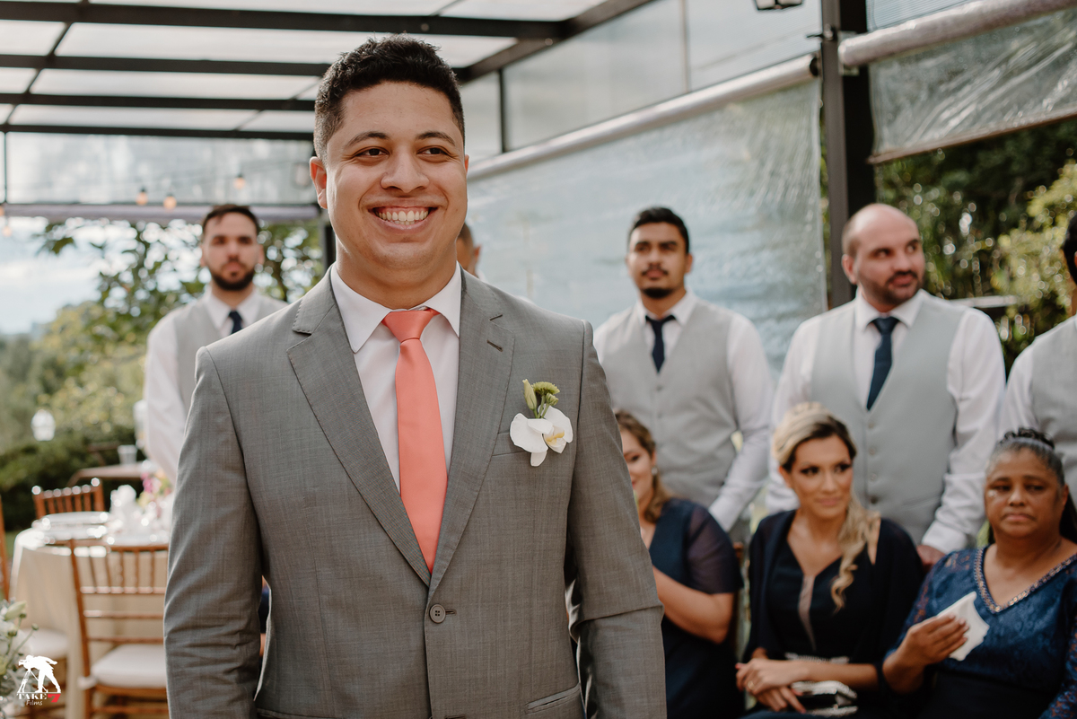 Noivo feliz olhando a noiva entrar 