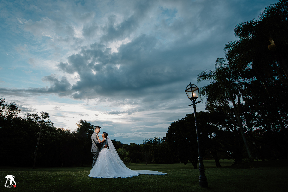 ensaio casal de noivos com céu azul