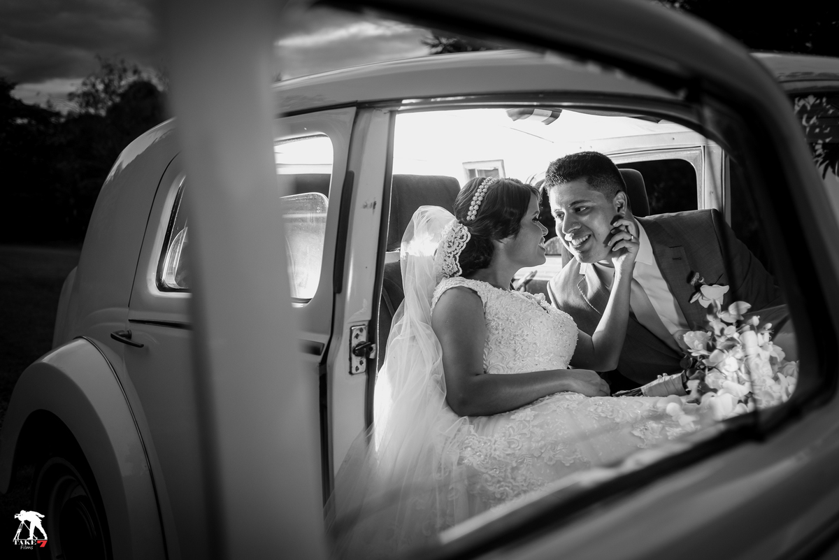 noivos no carro pela janela