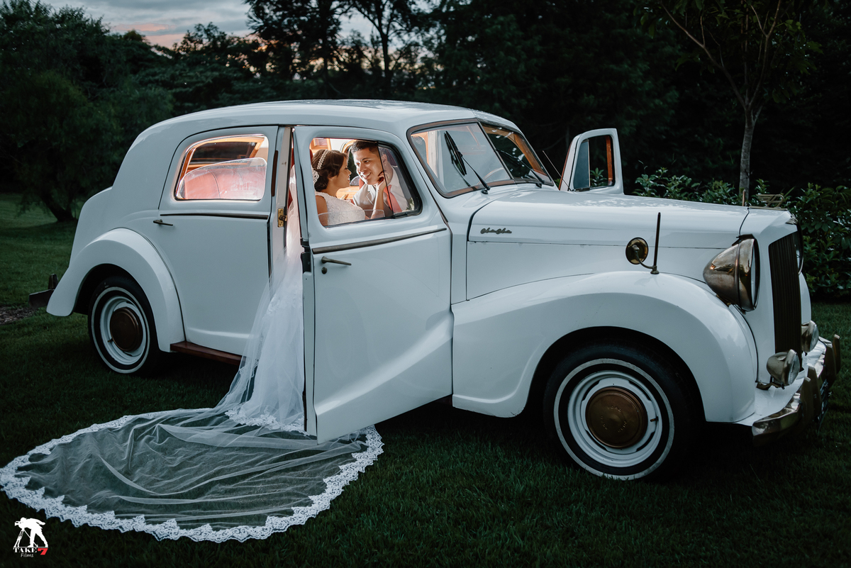 noivos no carro com véu da noiva 