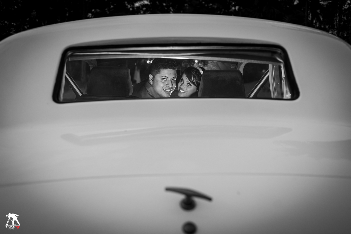 noivos no carro pelo vidro 