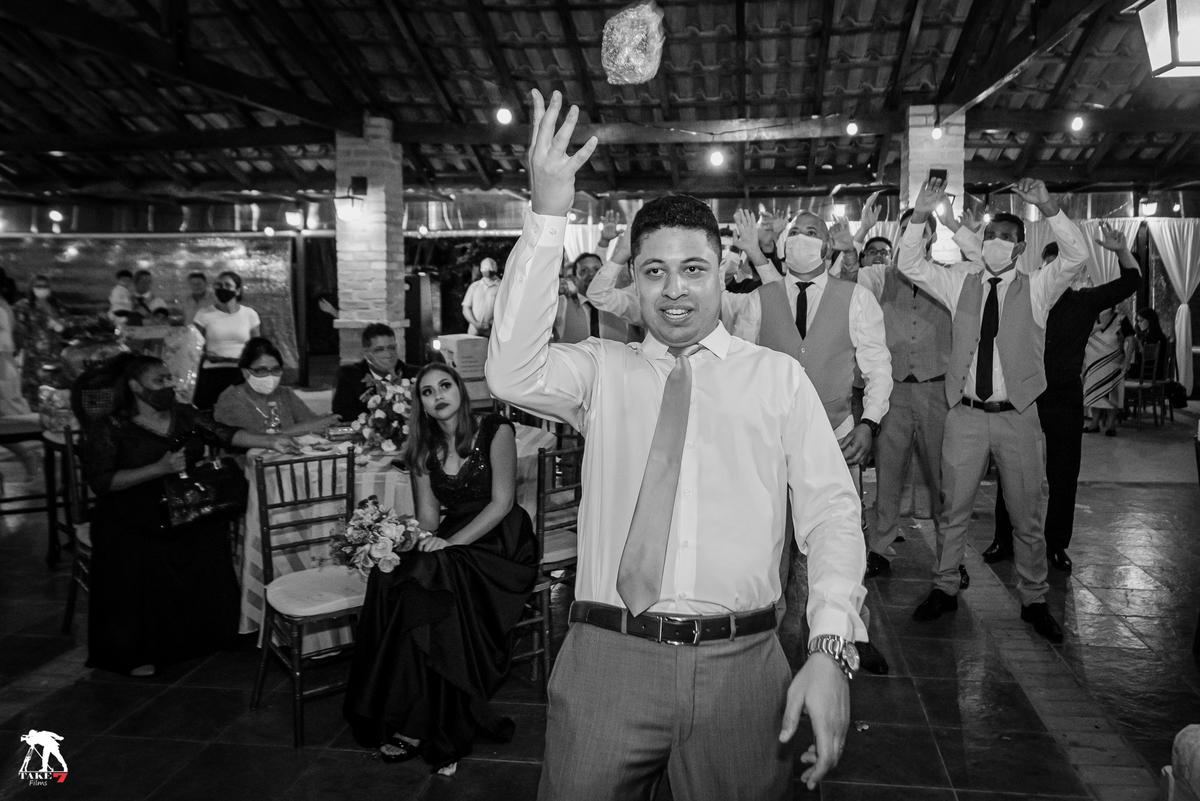 noivo jogando o relógio 