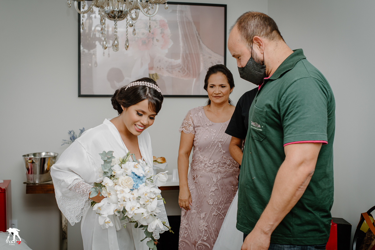 Alegria da noiva ao receber o buquê