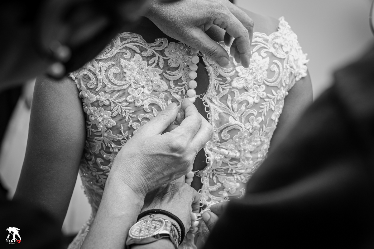 Noiva colocando o vestido