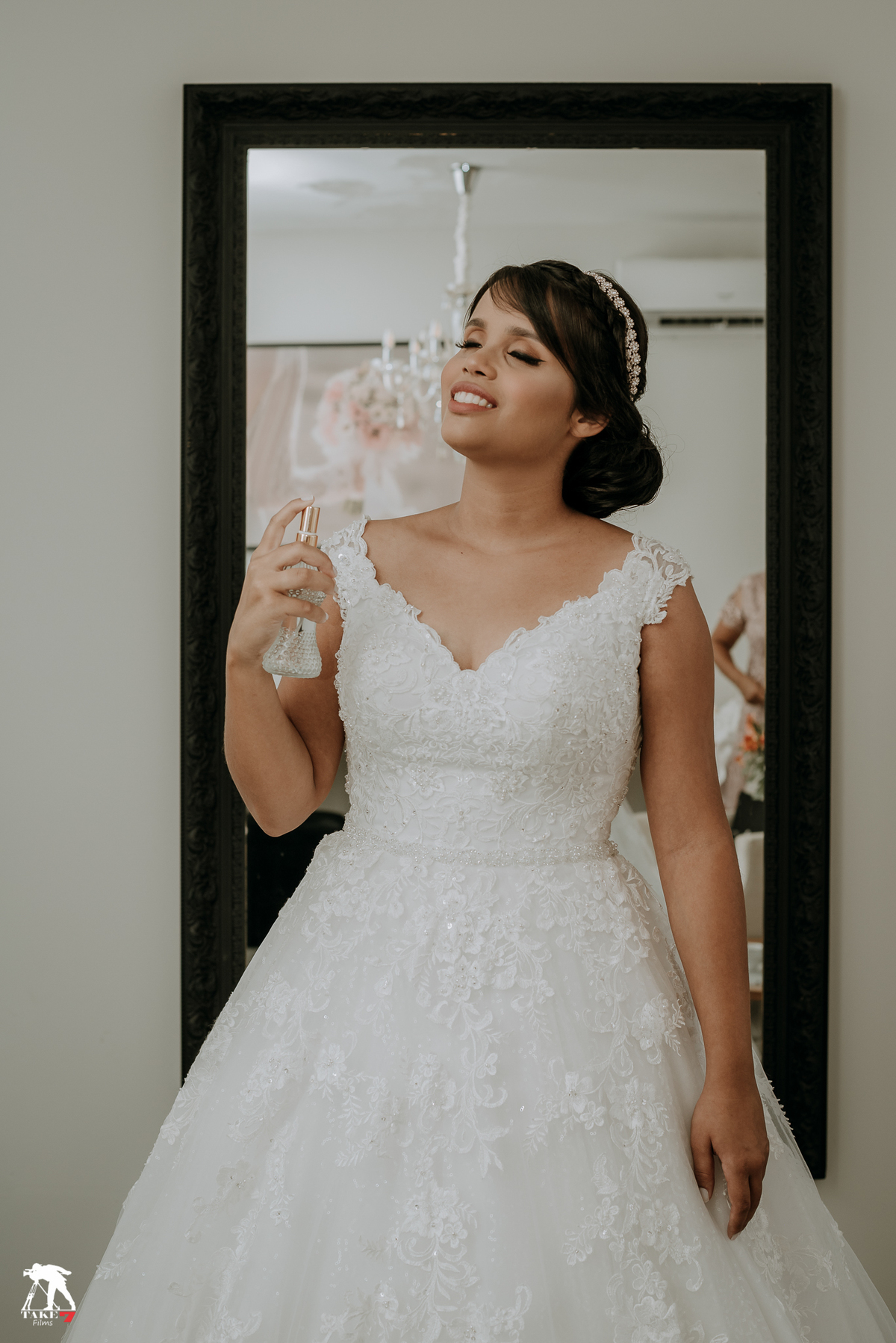 Noiva passando perfume 