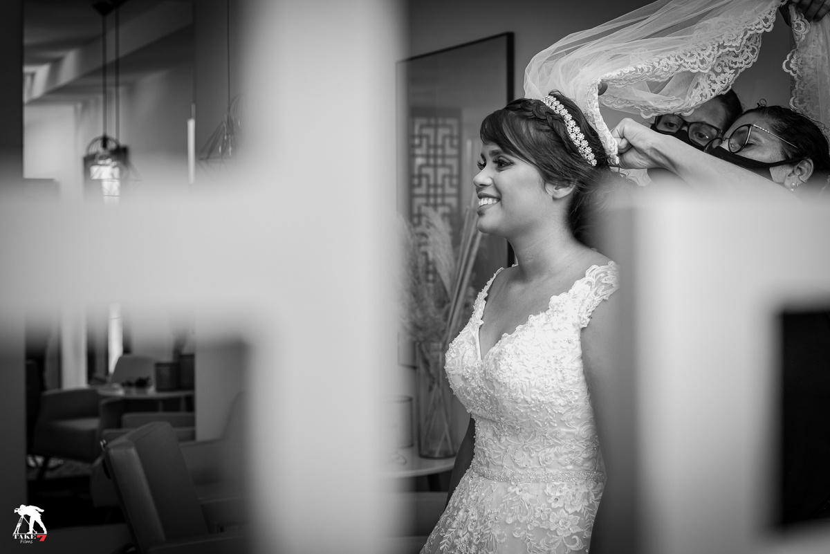 Noiva colocando véu 
