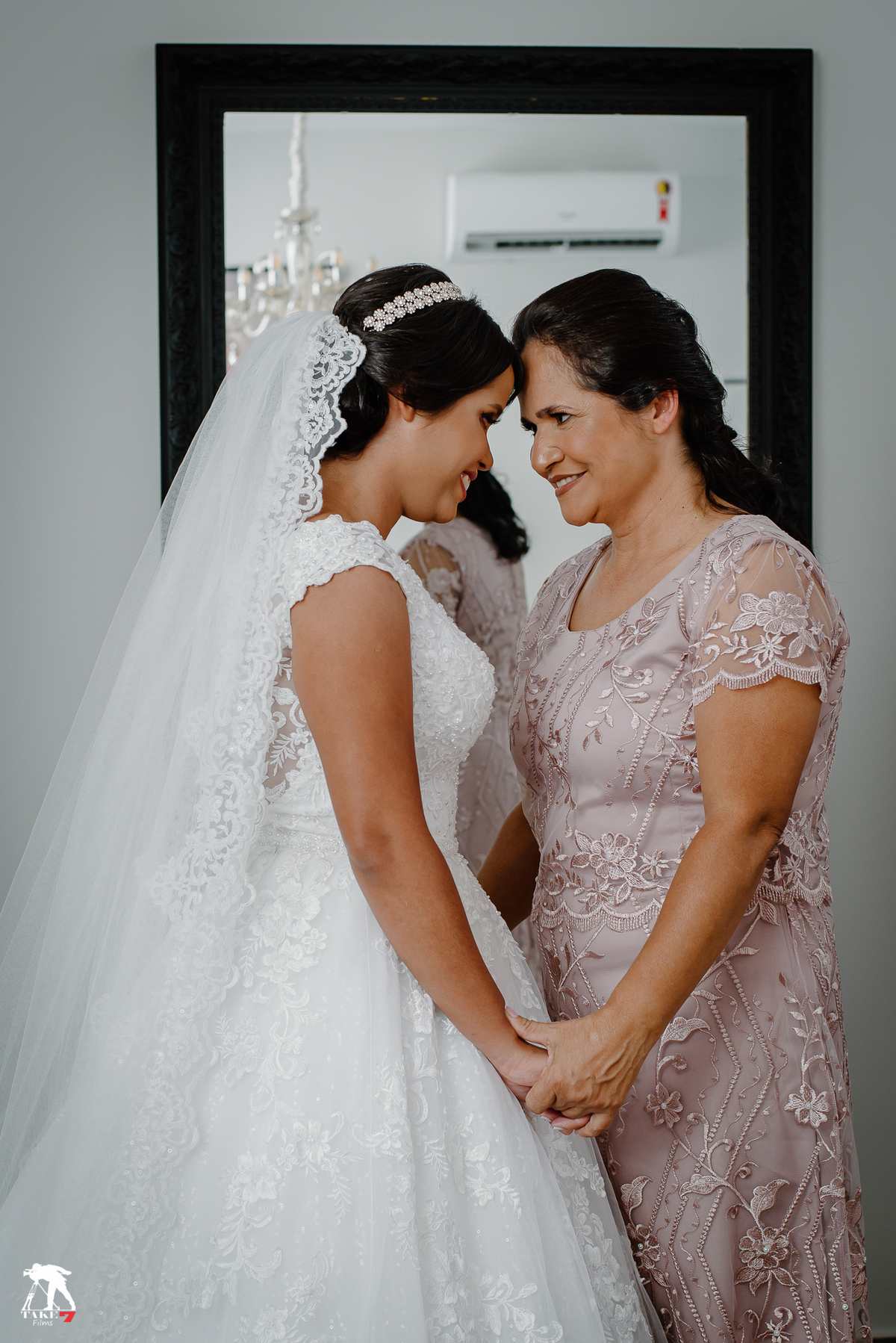 Noiva sorrindo com a mãe 