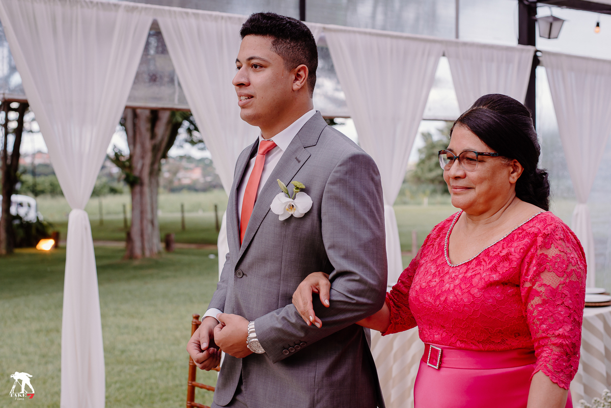 entrada do noivo com a mãe 