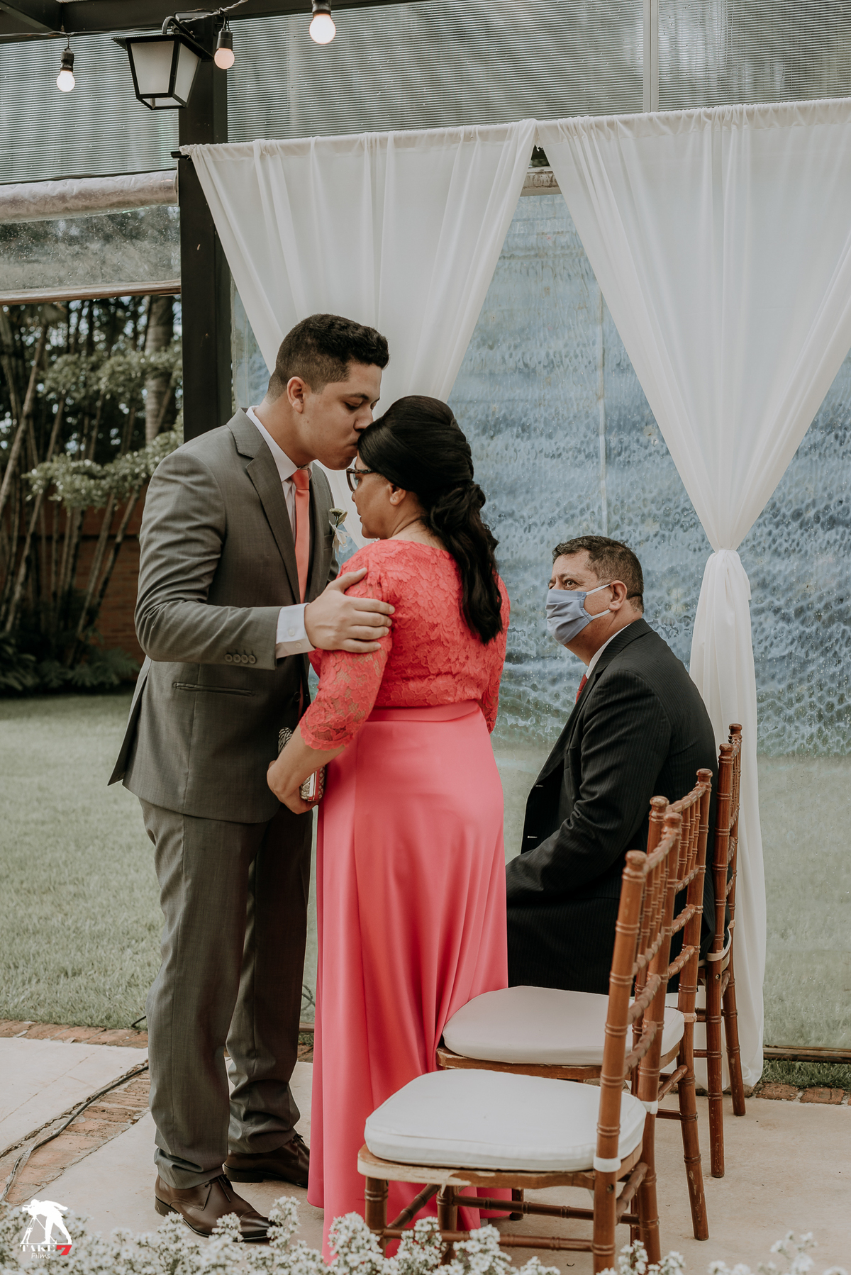 beijo do noivo na mãe 