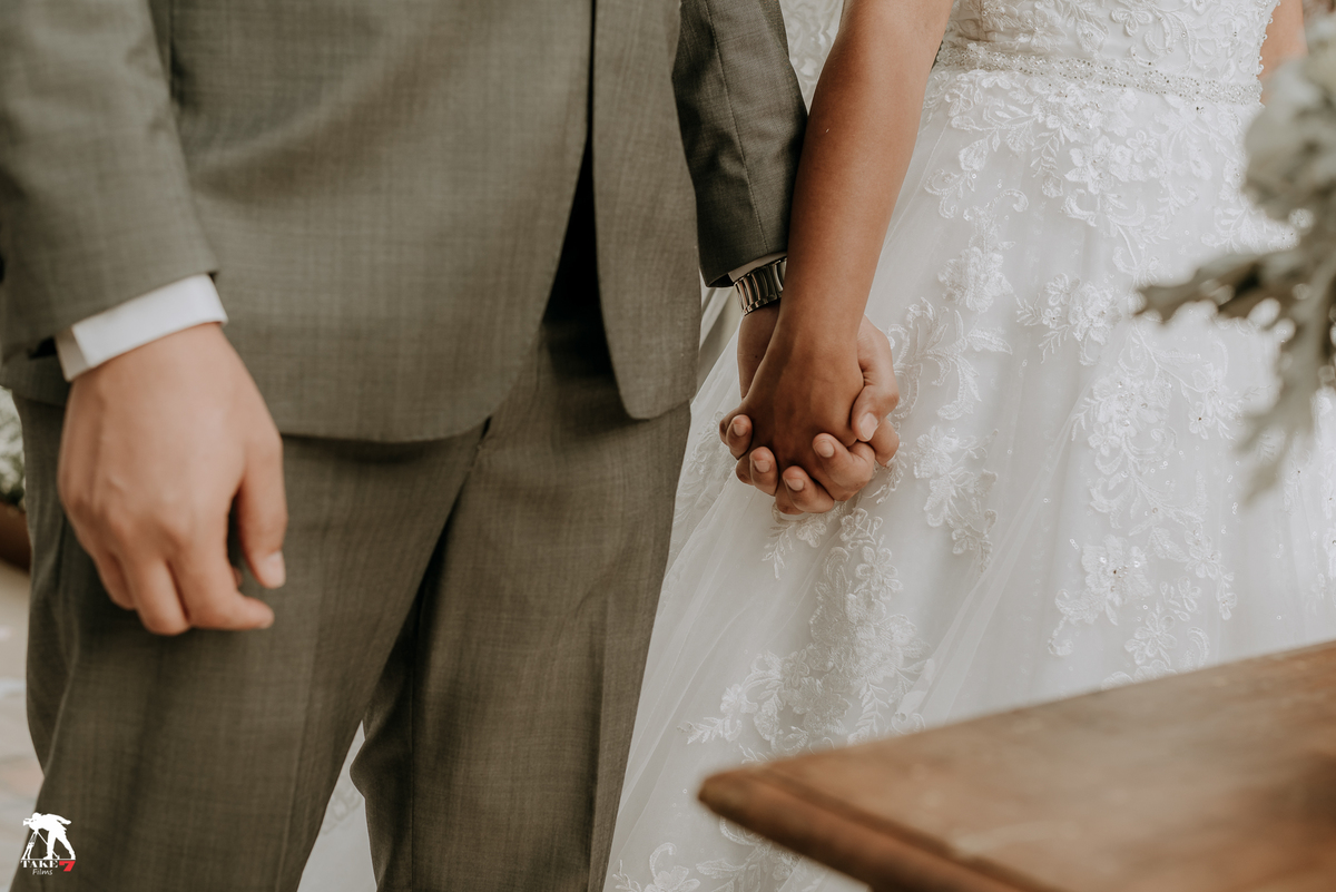 noivos de mãos dadas