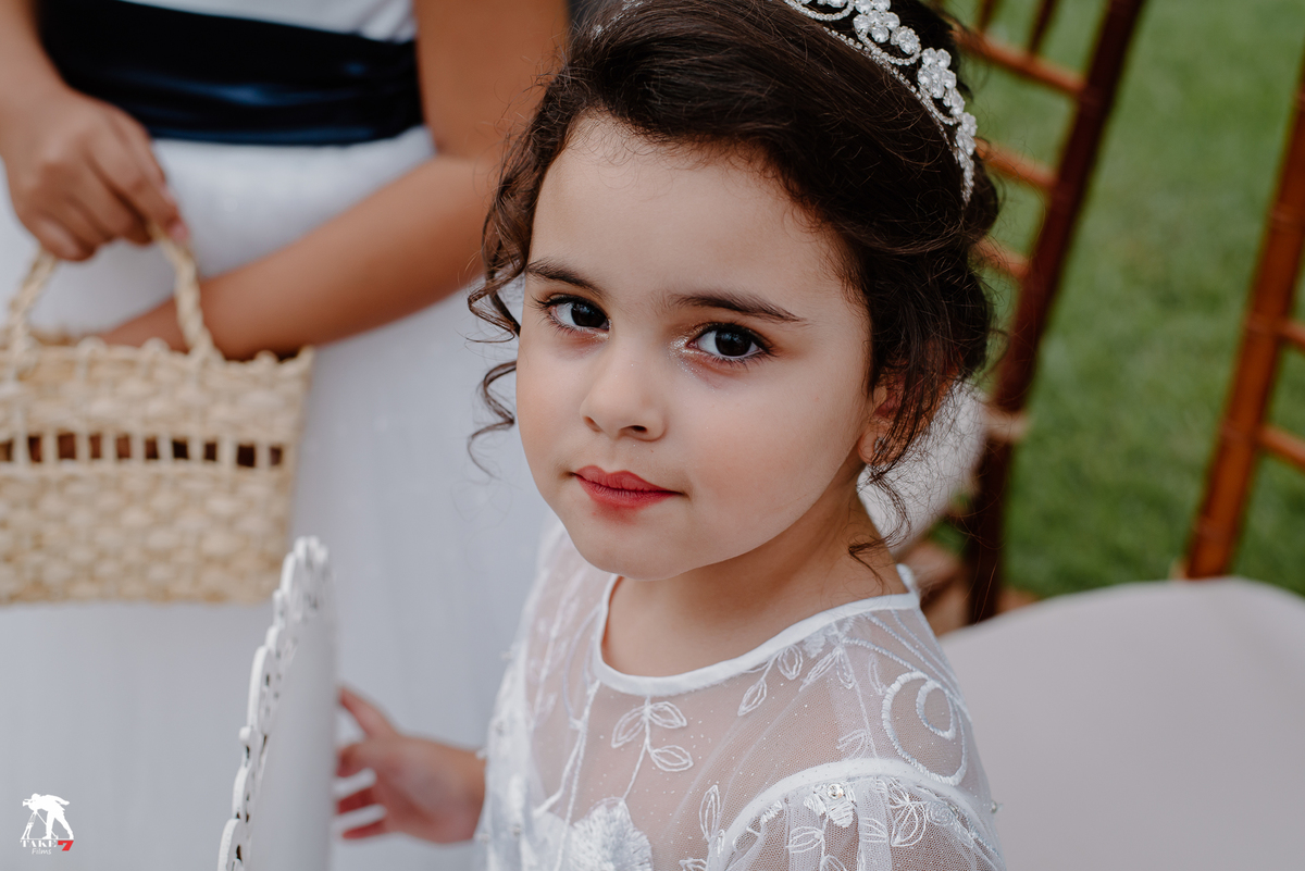 criança com a plaquinha no casamento
