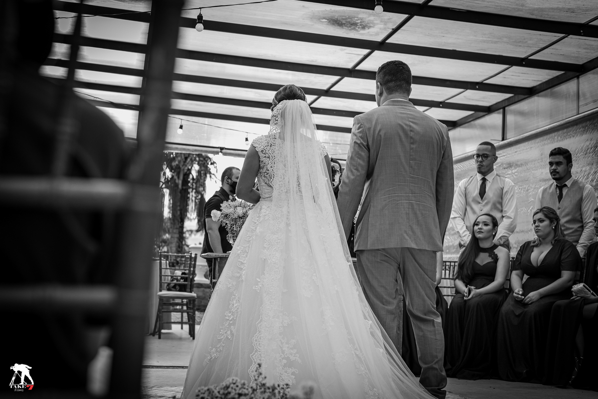 noivos emocionados na cerimônia 