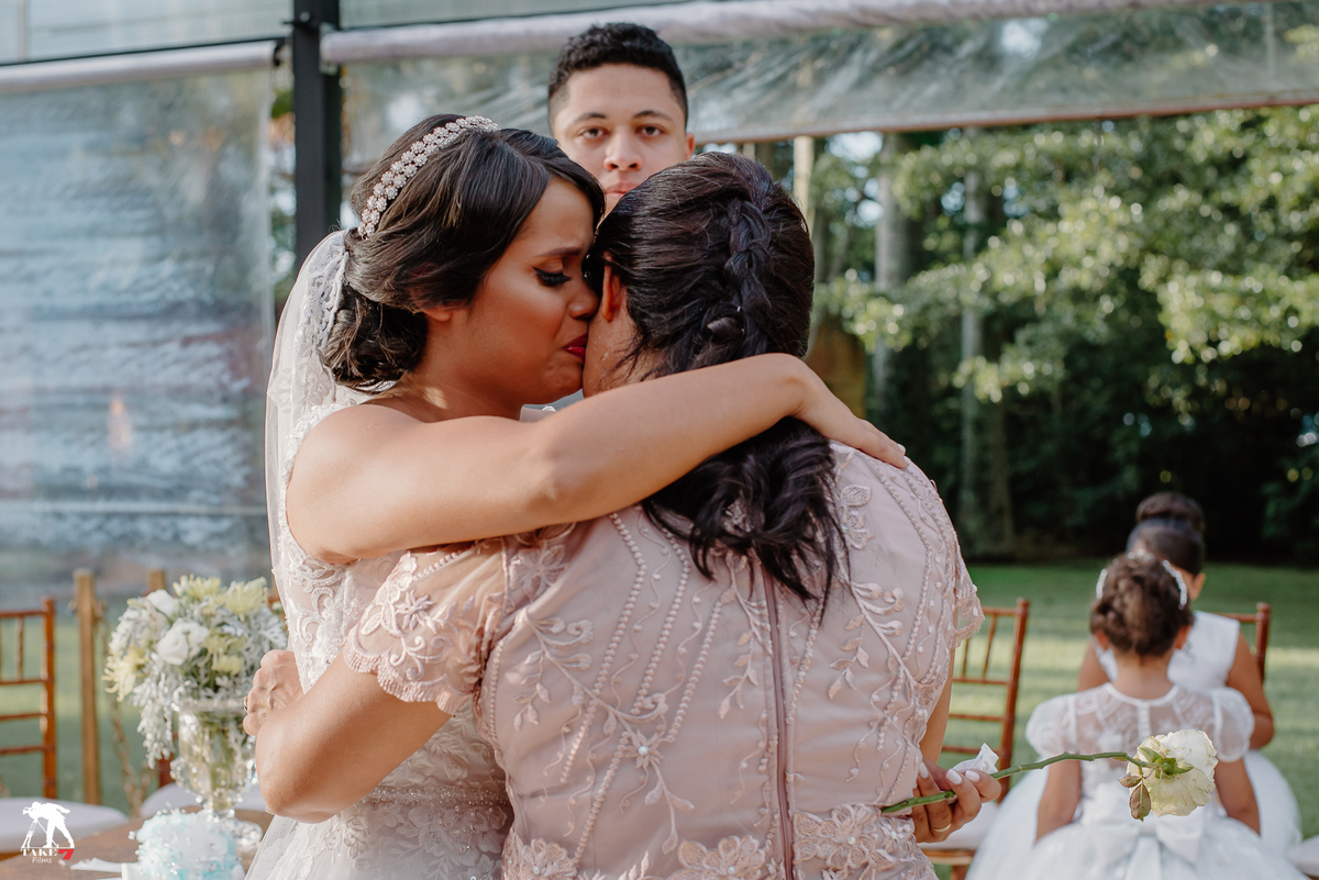 noiva abraçando a mãe emocionada 