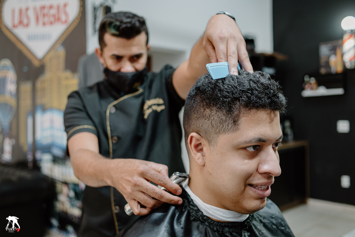 Noivo cortando o cabelo na barbearia