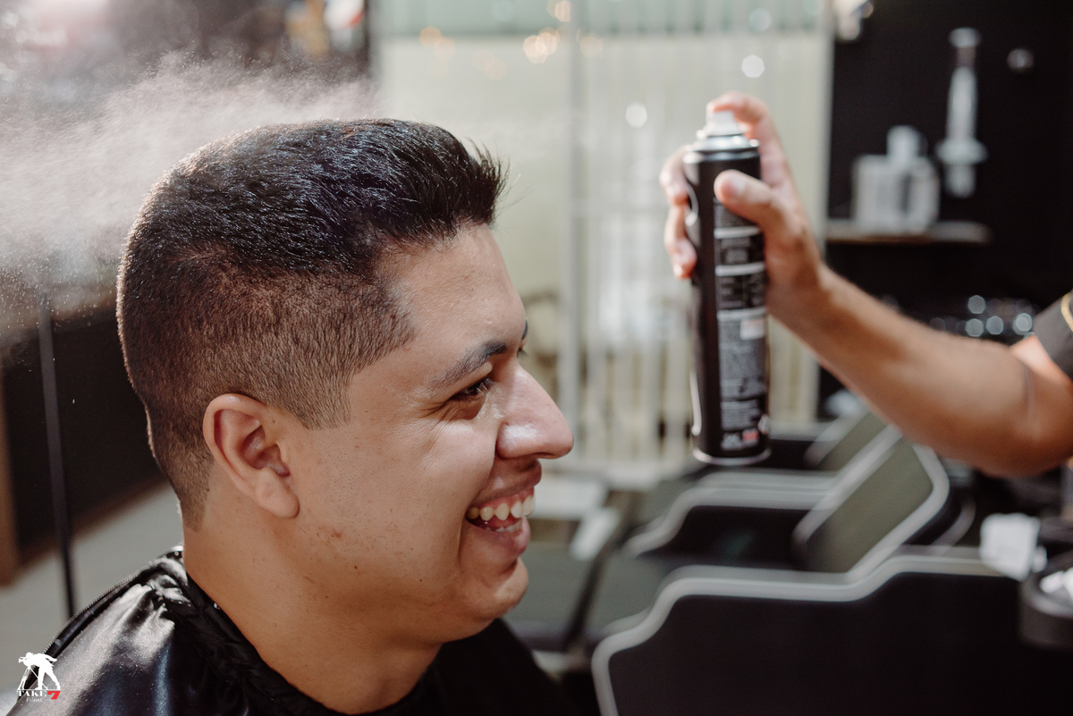 Fixador de cabelo no noivo 