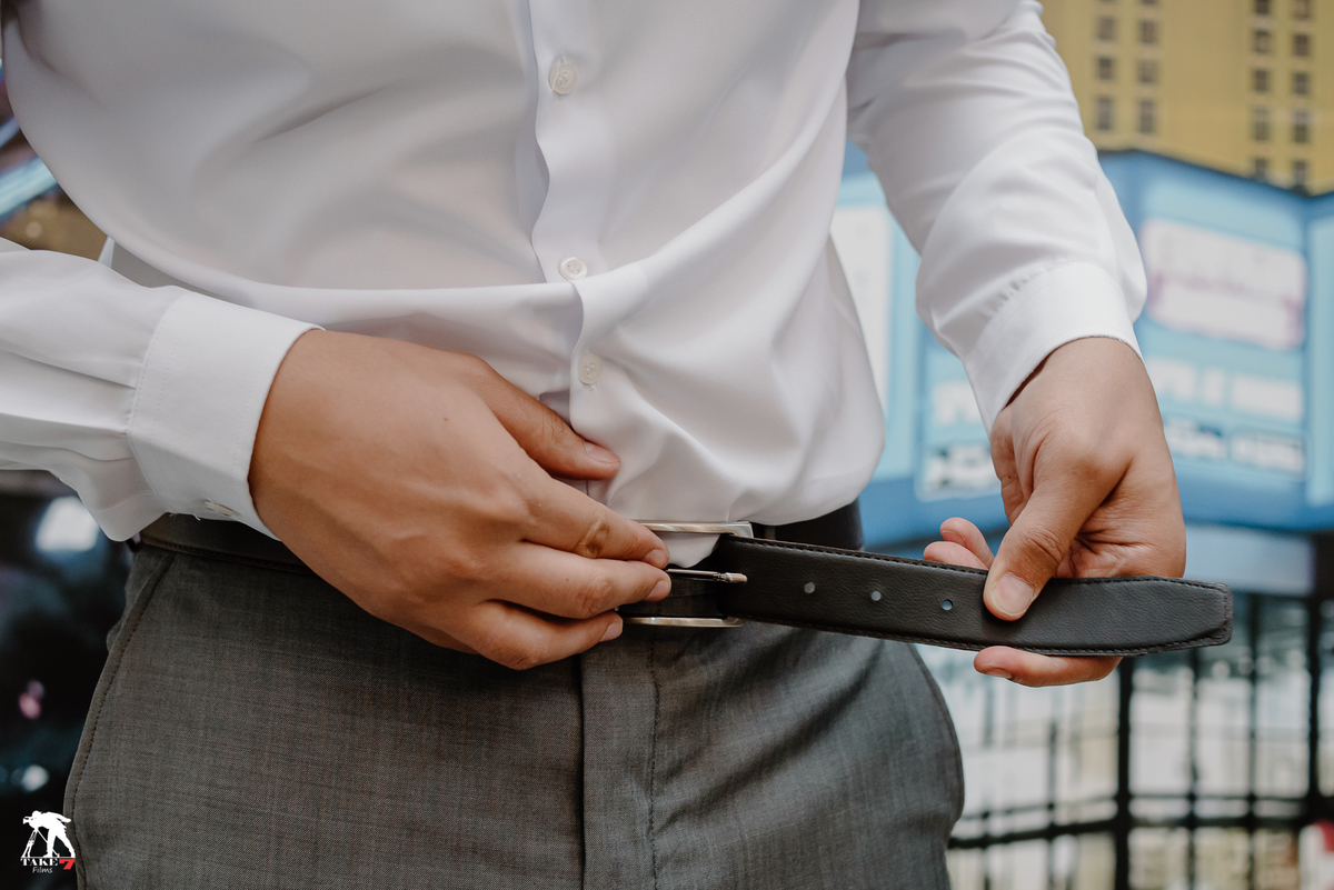 Noivo colocando o cinto