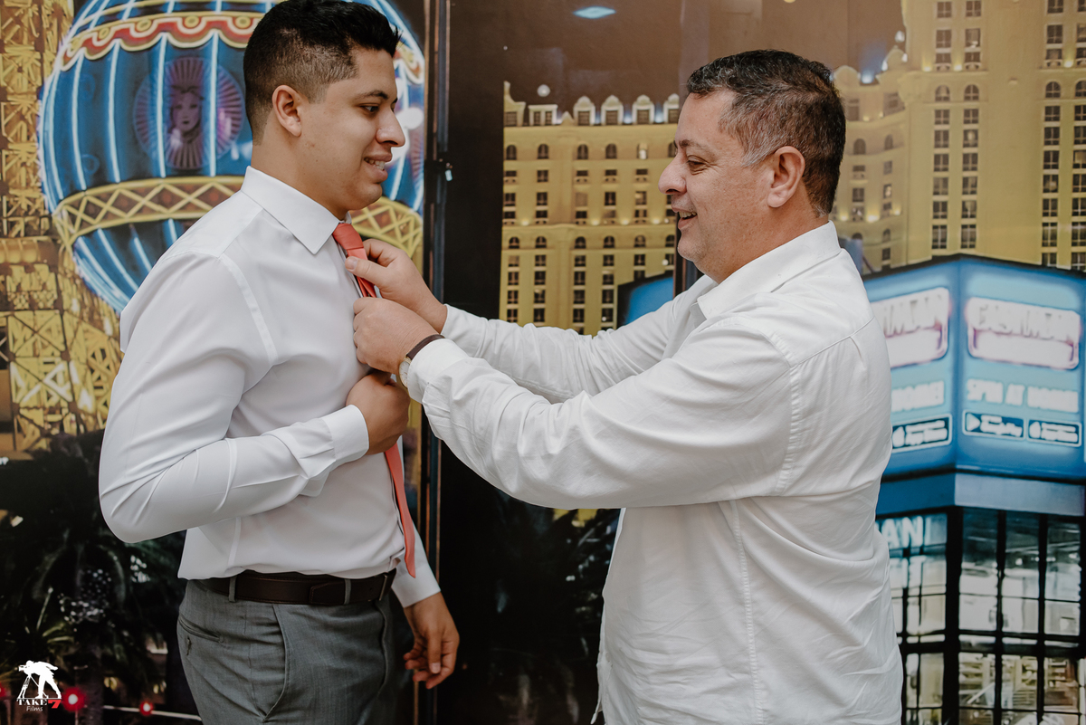 pai do noivo arrumando a gravata 