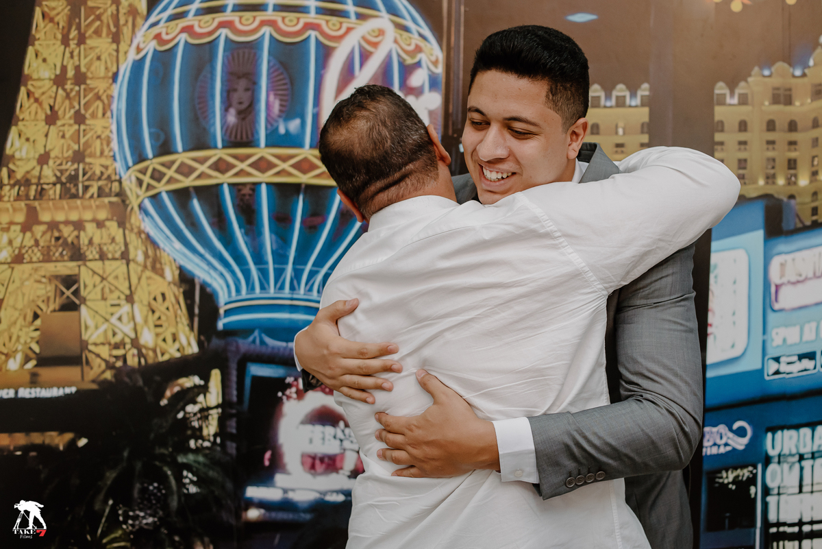 Abraço do pai com o noivo 