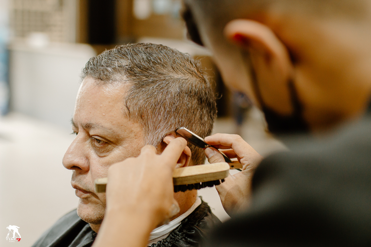 Pai do noivo na barbearia 