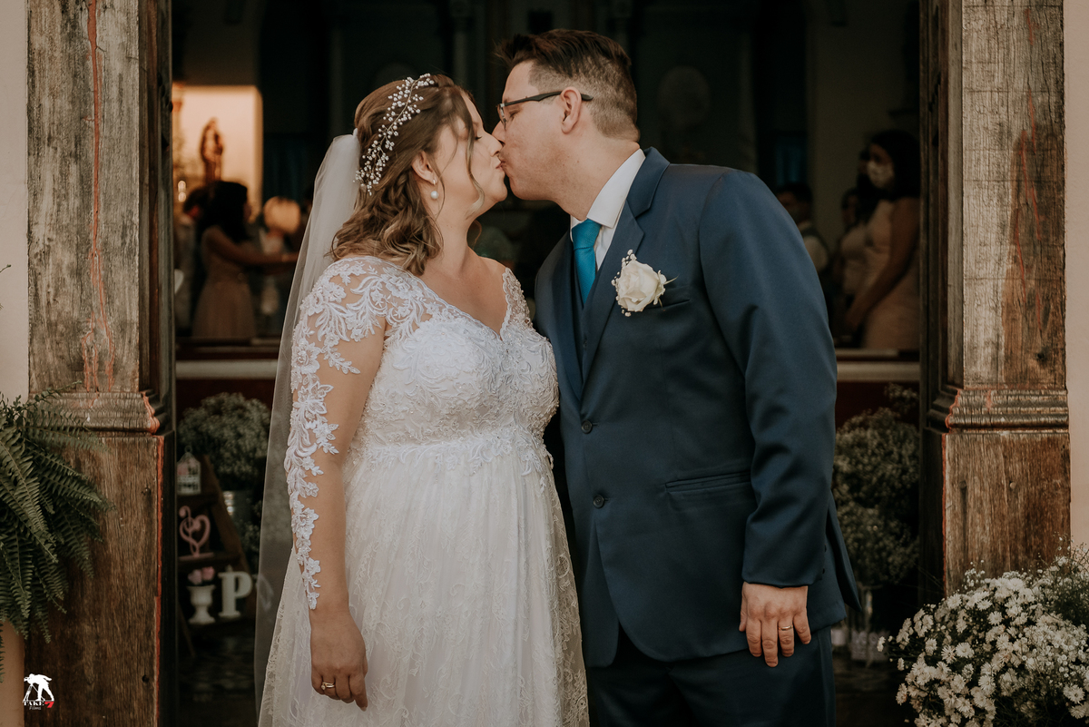 Beijo dos noivos na porta da igreja 