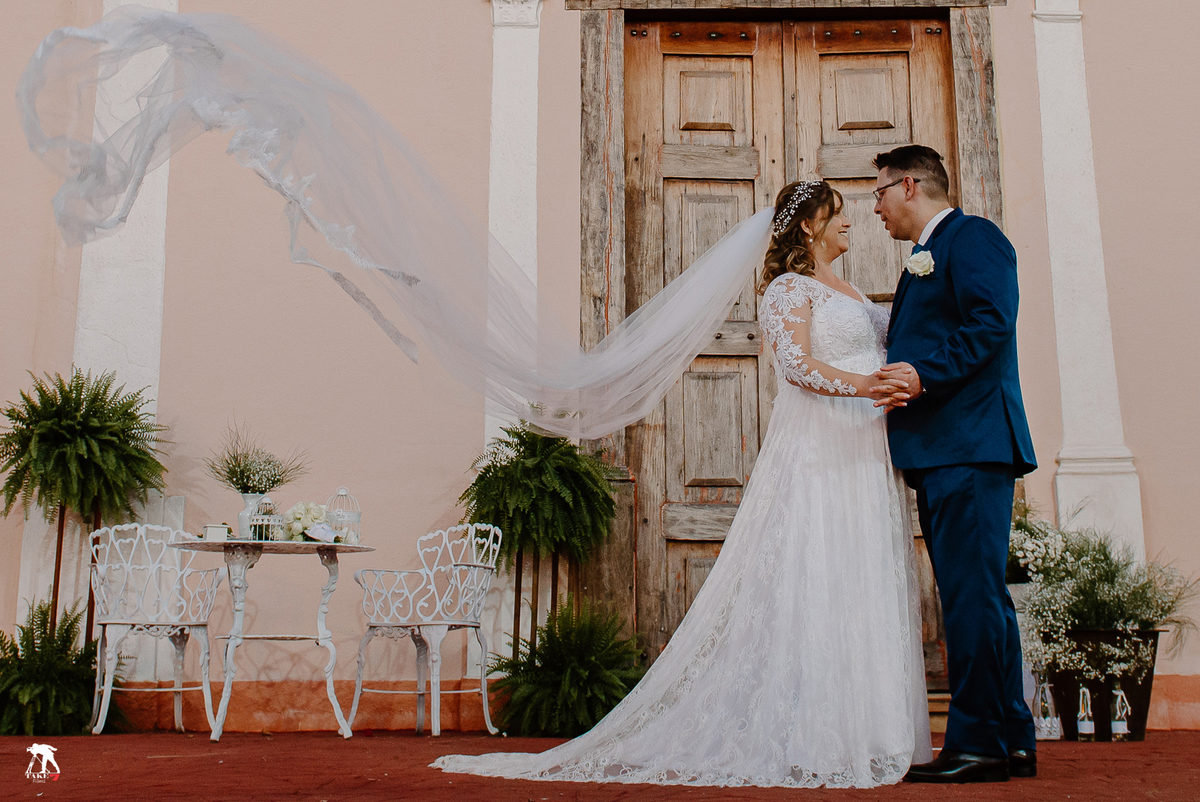 Casal de Noivos com Véu da noiva voando 